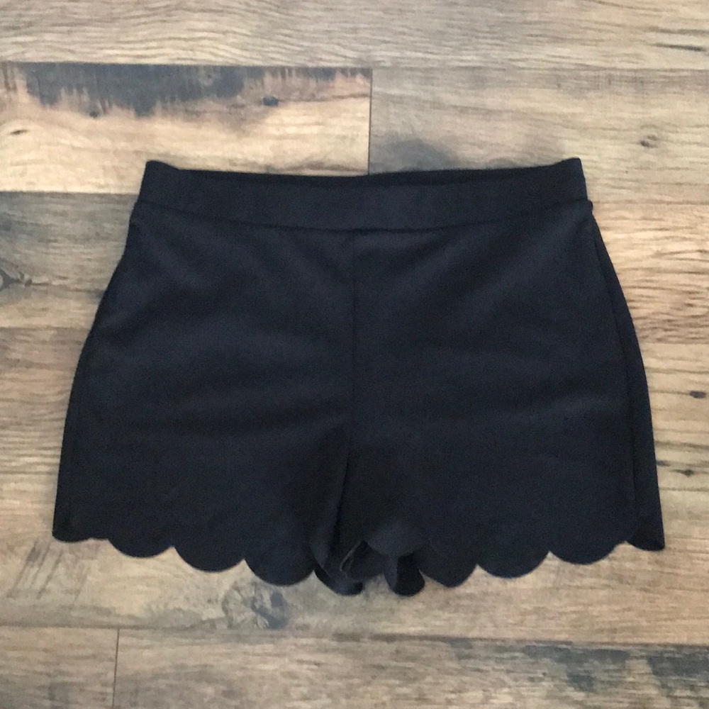 NWOT  Express Size M Scalloped edge black Shorts